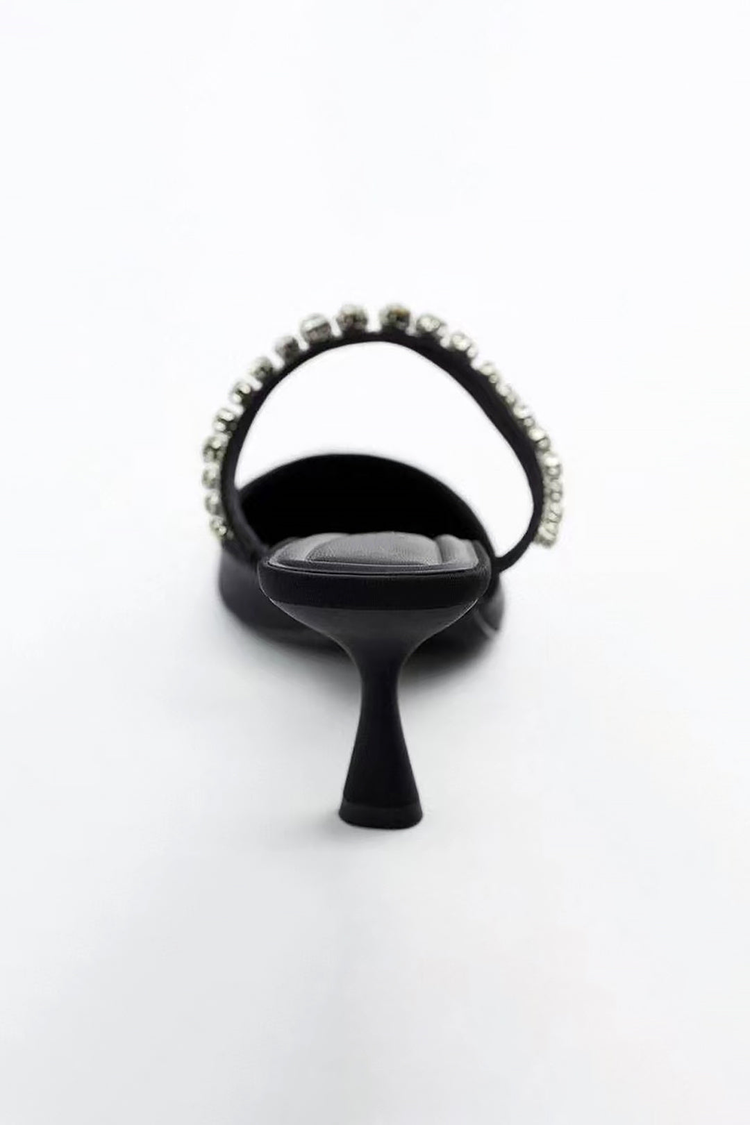 Sandales à talons aiguilles décorées de strass et à bout pointu