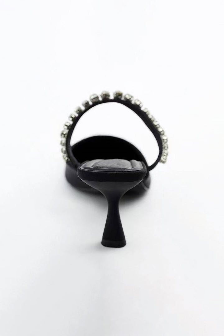 Sandales à talons aiguilles décorées de strass et à bout pointu