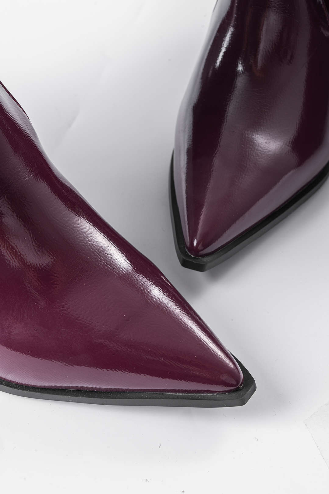 Bottes en Similicuir avec Plis et Embout Aiguisé