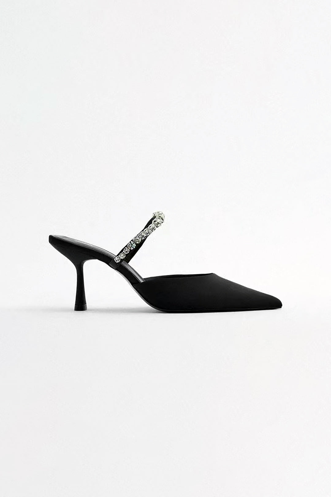 Sandales à talons aiguilles décorées de strass et à bout pointu