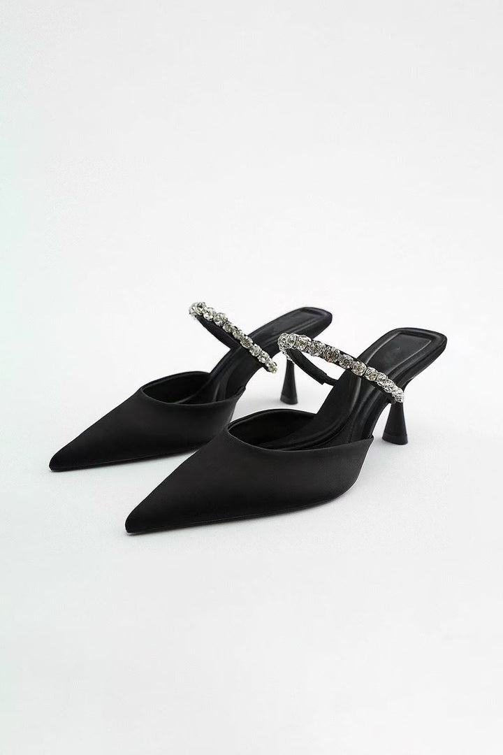 Sandales à talons aiguilles décorées de strass et à bout pointu