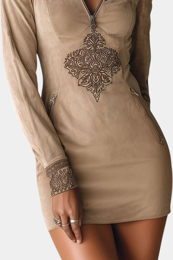 Vania Robe Mini Sculptée à Col Zippé et Motifs Ornementaux