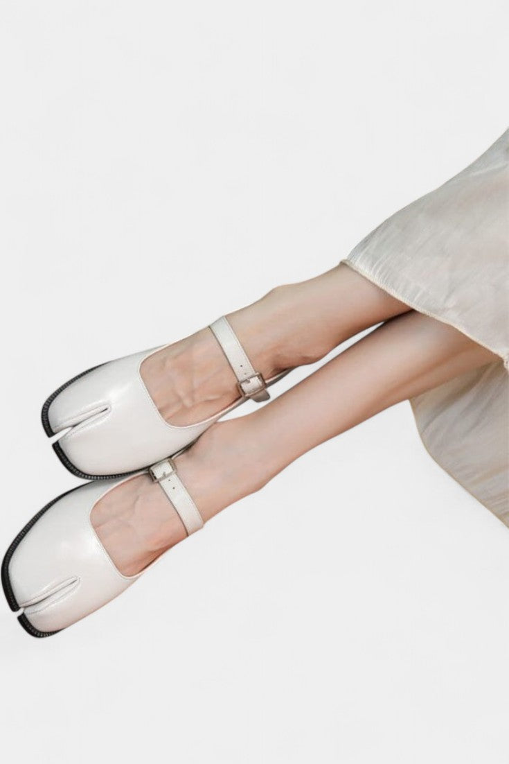 Elsa Mary Janes à Sangle en T et Finition en Cuir Artisanal