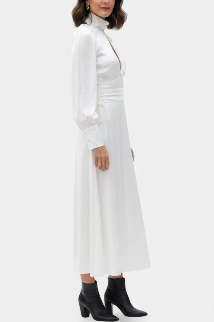 Abundia Robe Longue Satinée à Col Montant et Découpe Délicate