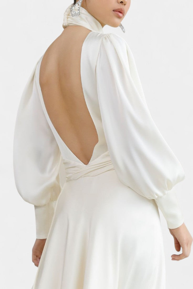 Abundia Robe Longue Satinée à Col Montant et Découpe Délicate