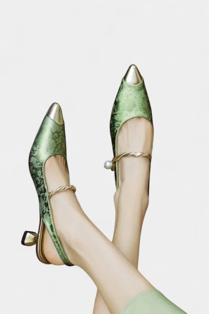 Molette Mary Janes à Bande Perlée et Talon Kitten Courbé