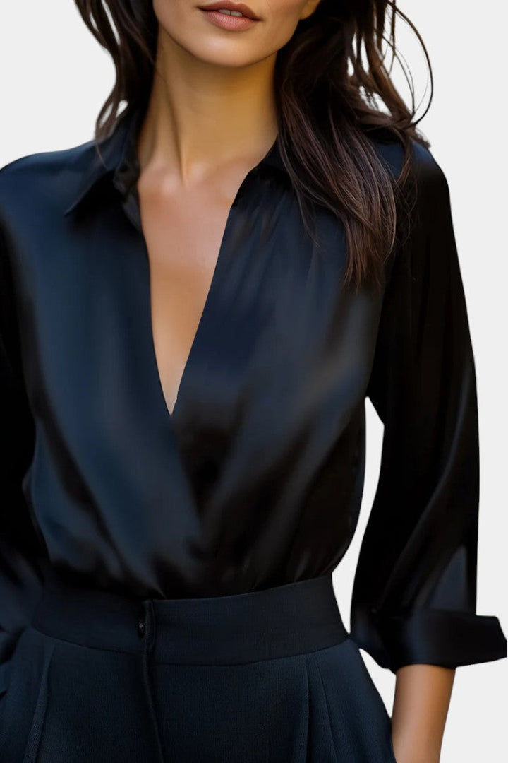 Aline Blouse en Satin Argenté à Décolleté Plongeant