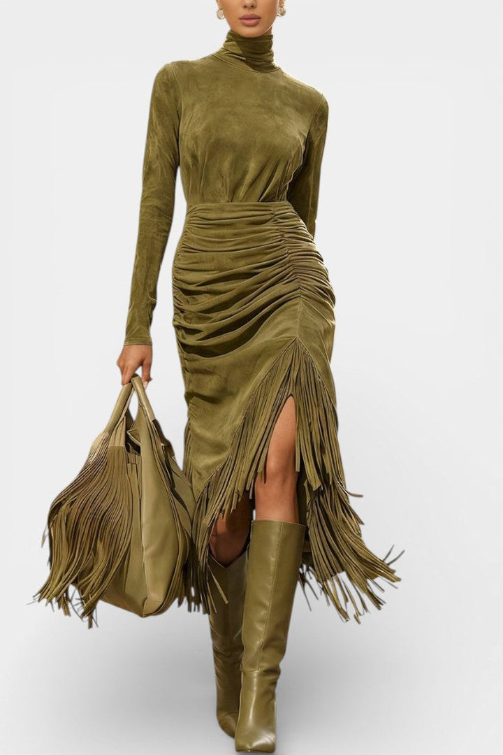 Solaria Robe Longue en Suédine à Col Montant et Franges Drapées