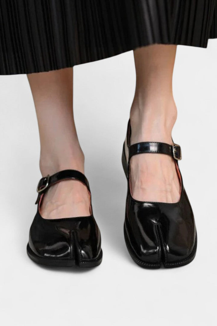 Elsa Mary Janes à Sangle en T et Finition en Cuir Artisanal